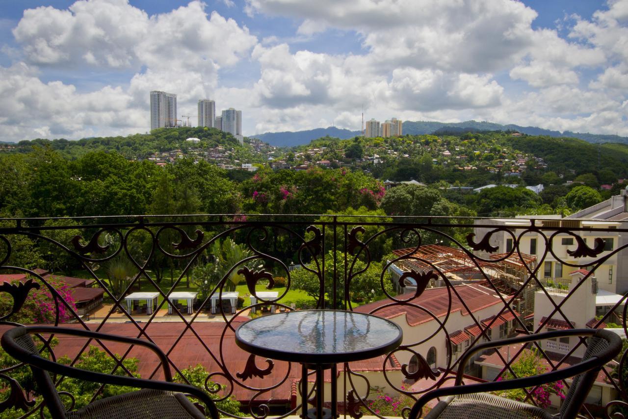 Sophia Suites Residence Hotel Cebu Exteriör bild